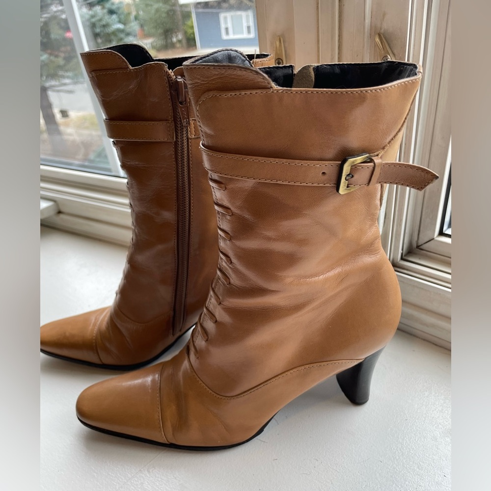 Ladies tan boots size 6